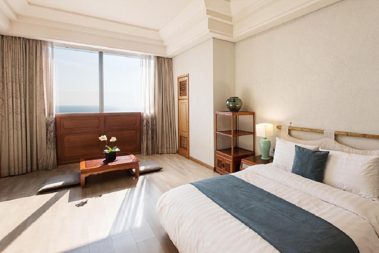Haeundae Grand Hotel Busan Eksteriør billede A bedroom at the hotel