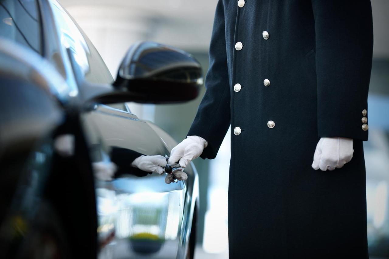 Haeundae Grand Hotel Busan Eksteriør billede A chauffeur opening a car door