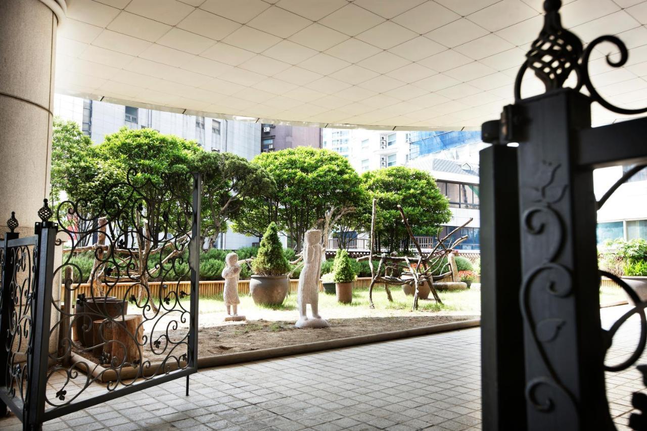 Haeundae Grand Hotel Busan Eksteriør billede The entrance of the garden