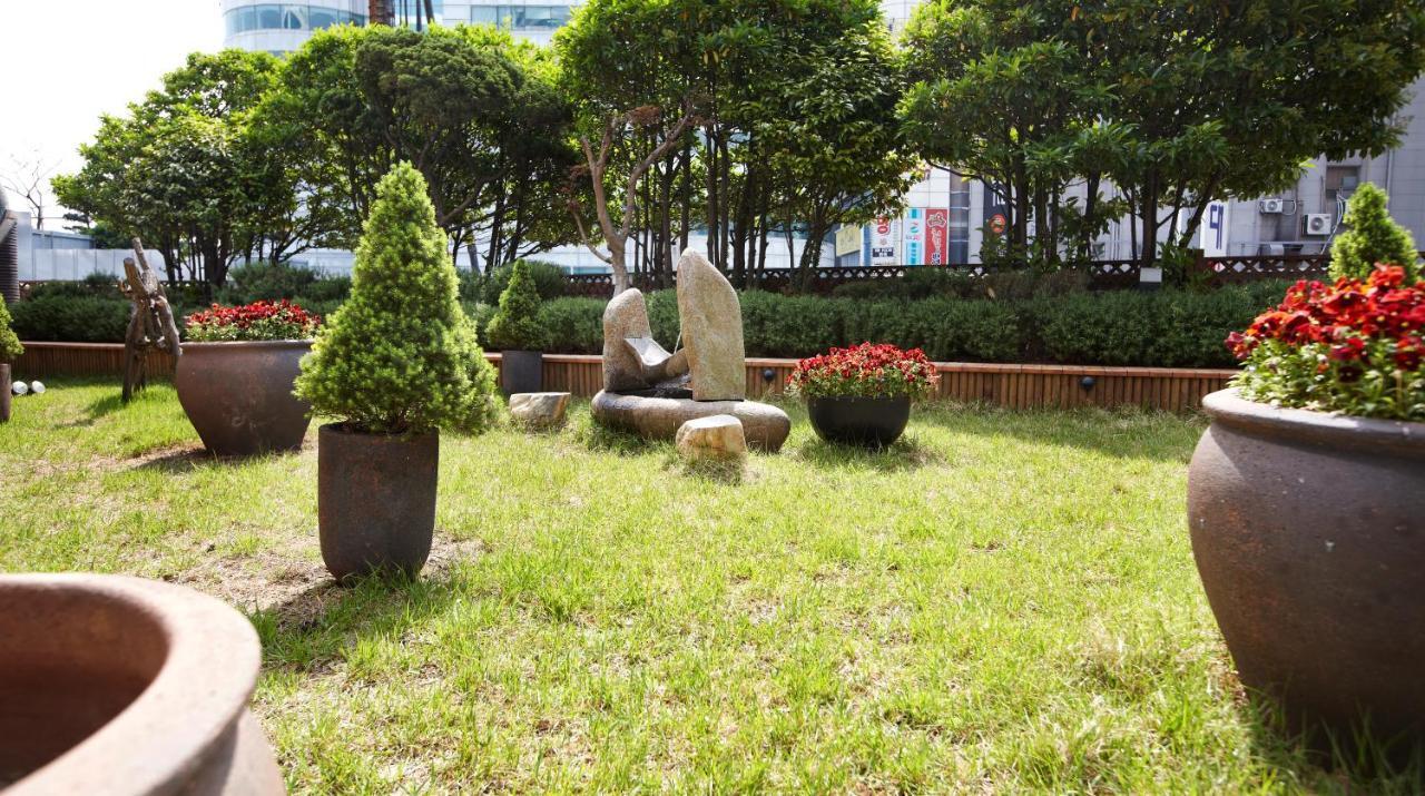 Haeundae Grand Hotel Busan Eksteriør billede The sculpture park
